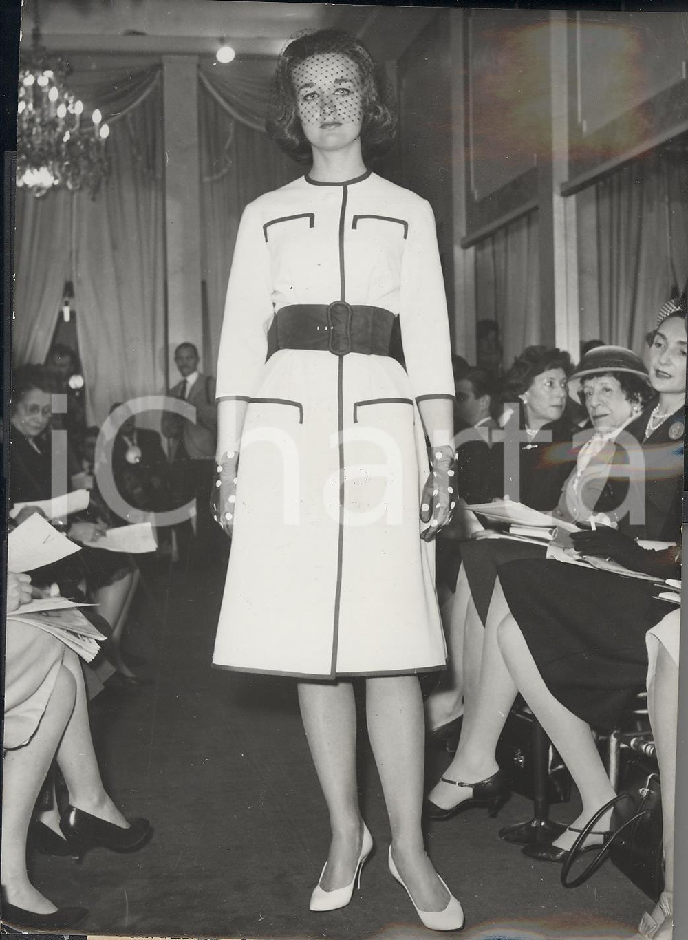 Fotografia d epoca originale 1959 PARIS Model wears RoussainvilleLePin dress by VIRGINIE collection Photo 1