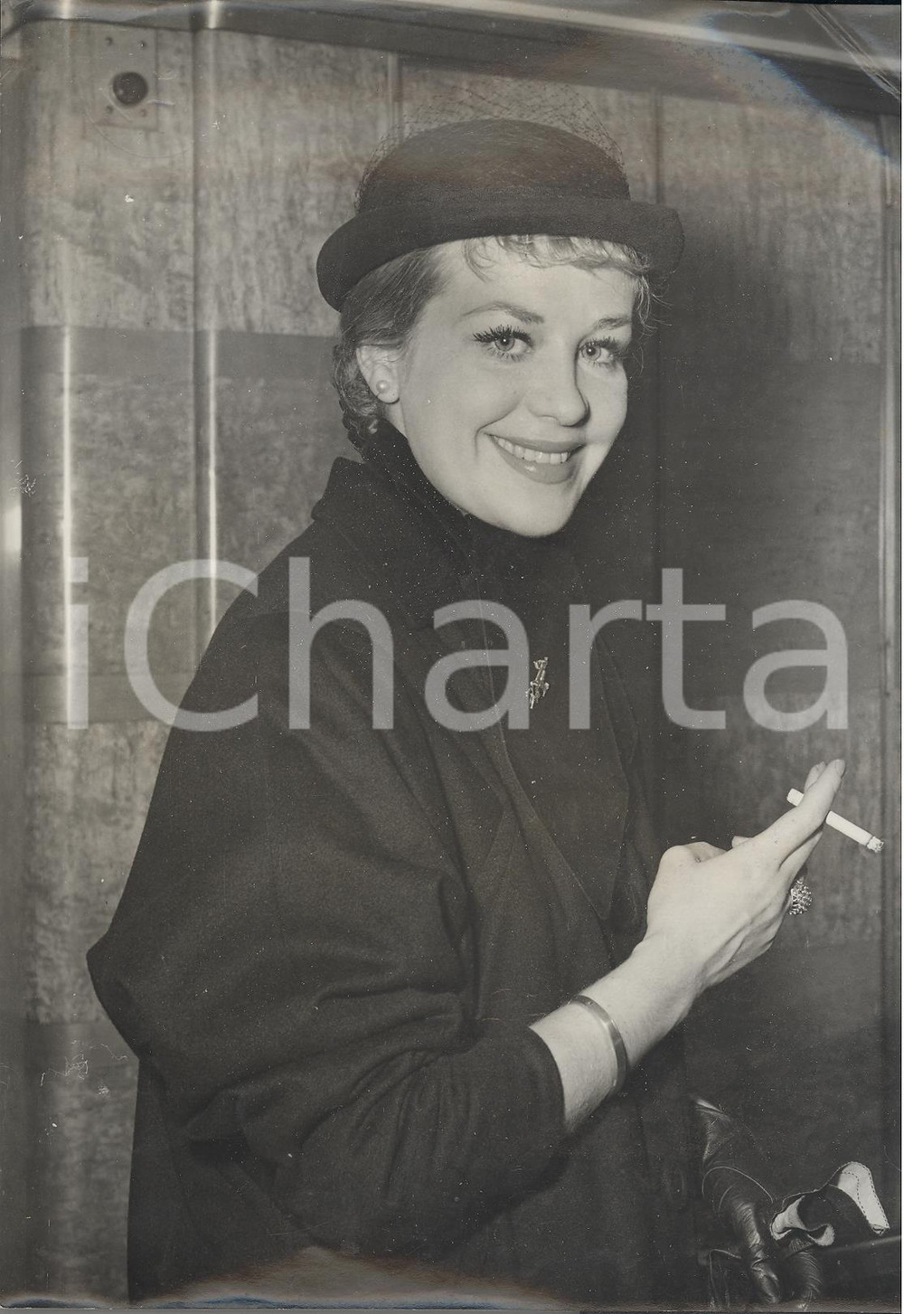 Fotografia d epoca originale 1953 SOUTHAMPTON Hildegard KNEF wearing bowlerstyle hat Photo Fashion 15x20 1