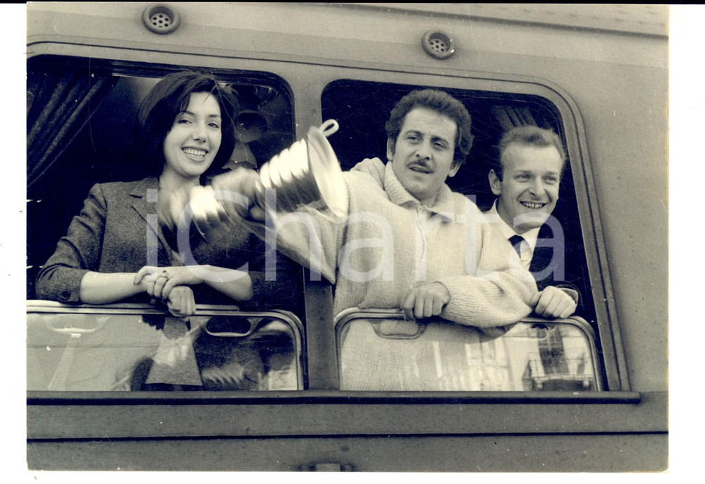 Fotografia d epoca originale 1962 SANREMO Domenico MODUGNO con la moglie Franca in partenza per Firenze Foto 1