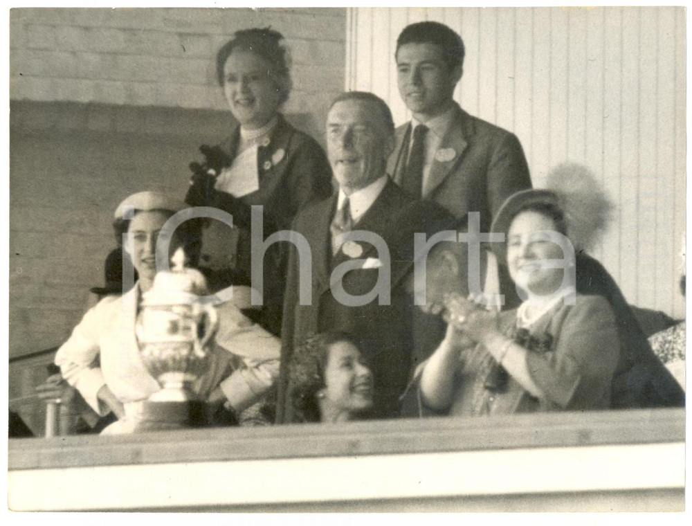 Fotografia d epoca originale 1953 ASCOT DERBY Royal Family applause for Pinza s win over Aureole Photo 1