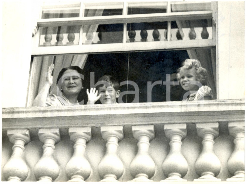 Fotografia d epoca originale 1955 LONDON Queen Mother celebrating her birthday with princes Charles and Anne 1