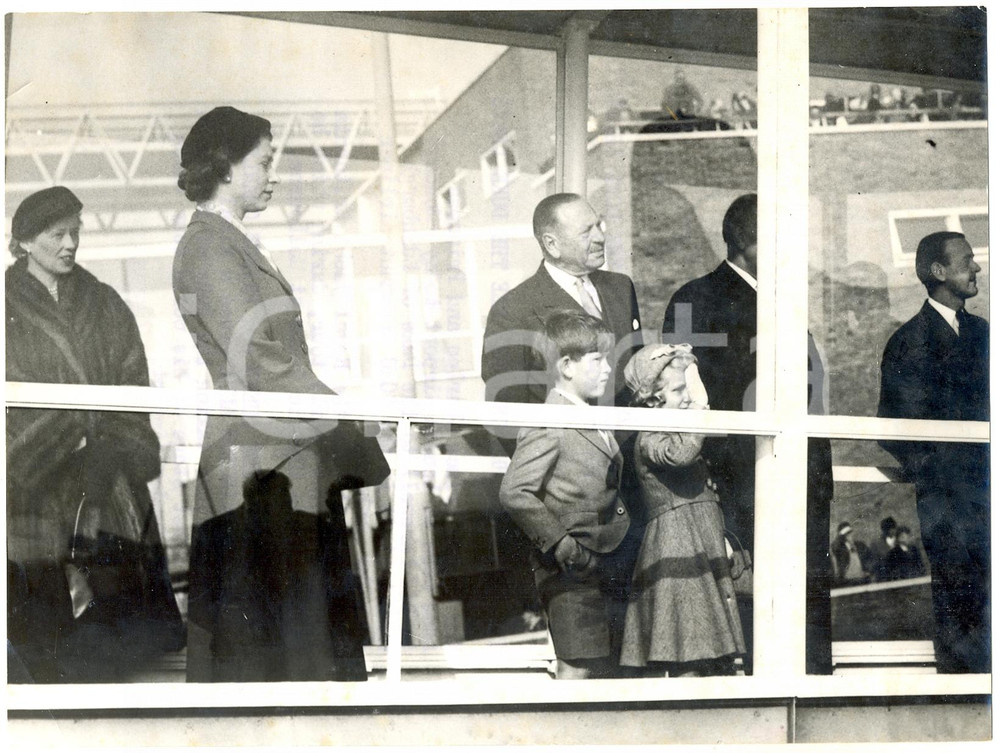 Fotografia d epoca originale 1956 LONDON Queen Elizabeth Prince Charles Princess Anne see the Duke leave 1