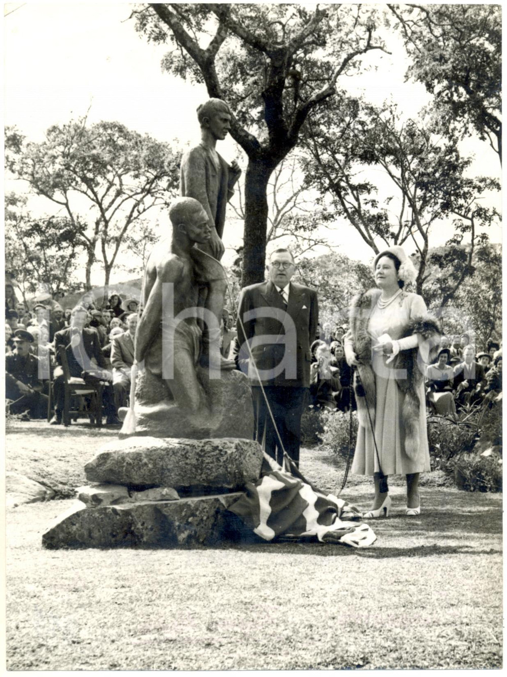 Fotografia d epoca originale 1953 UMTALI Queen Mother admiring Kingsley Fairbridge Memorial Photo 15x20 1