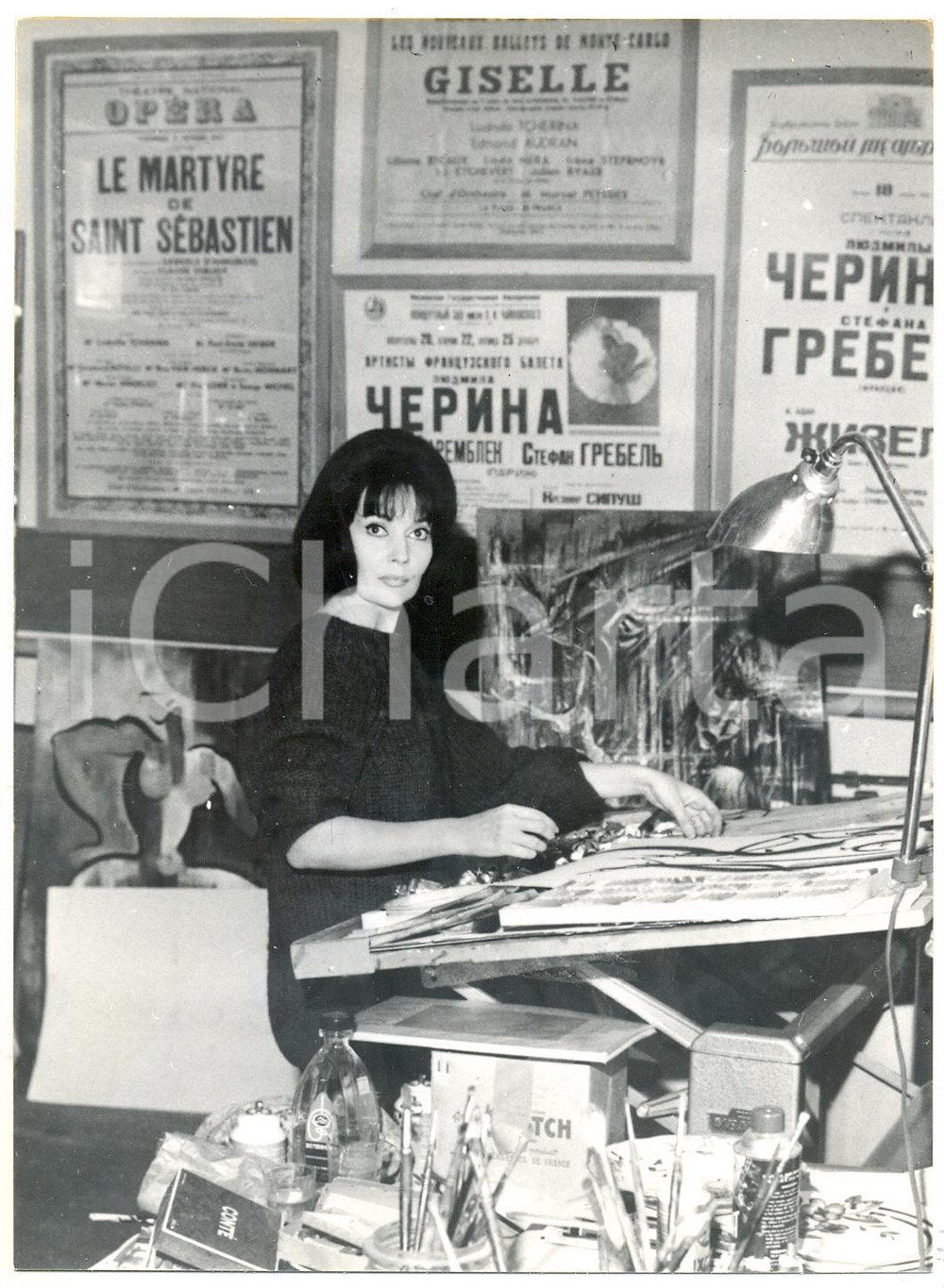 Fotografia d epoca originale 1962 PARIS La ballerina Ludmilla TCHERINA dipinge nel suo studio Foto 13x18 1