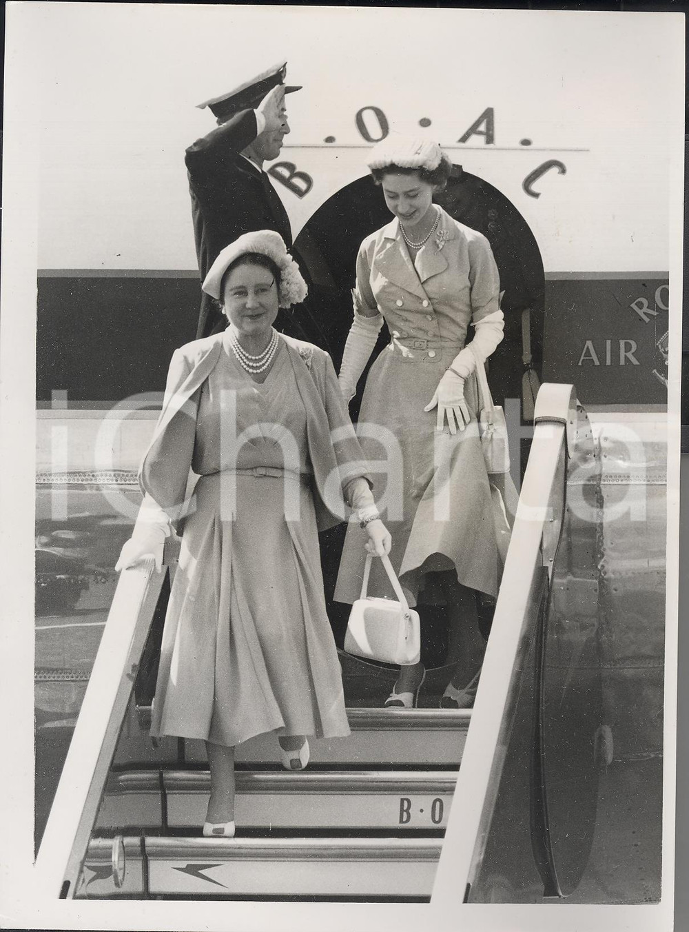 Fotografia d epoca originale 1953 LONDON Princess MARGARET following Queen Mother from the aircraft BOAC 1