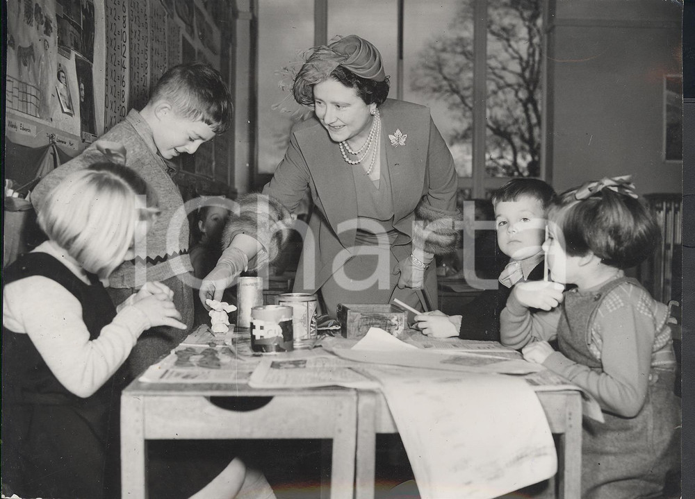 Fotografia d epoca originale 1953 OXTED Moor House School  Queen Mother visit speechhandicapped children 1