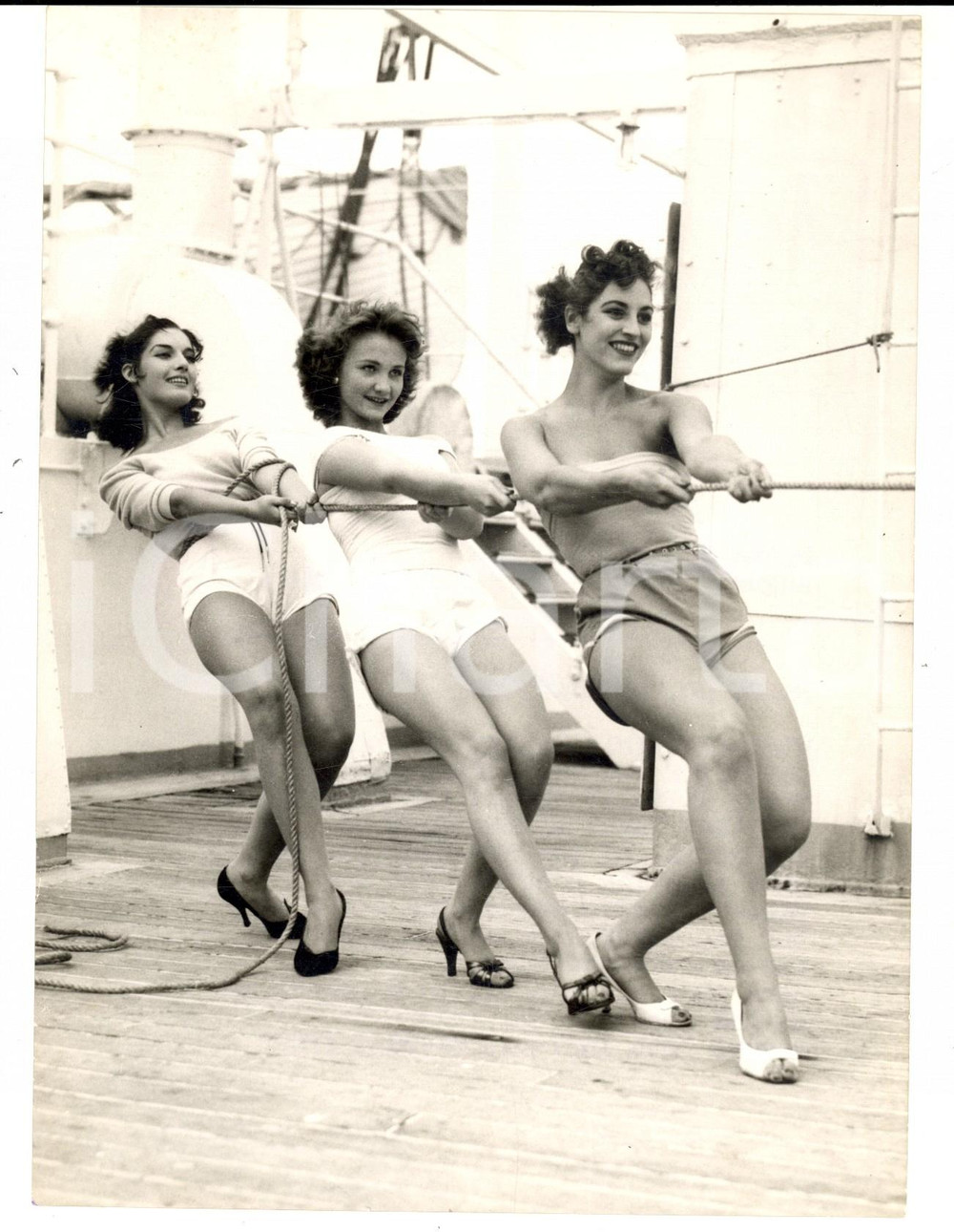 Fotografia d epoca originale 1957 SOUTHAMPTON Windmill Girls aboard the Greek Line  New York   Photo 1