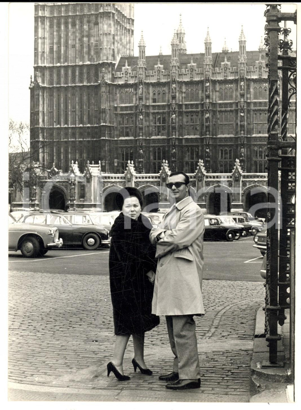 1963 LONDON Soprano Renata SCOTTO in tournée con il marito Lorenzo ANSELMI *Foto