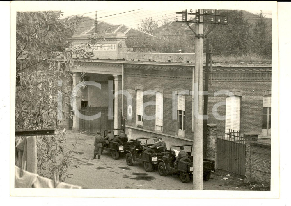 Fotografia d epoca originale 1954 TORINO Ospedale SAN LUIGI Protesta per esclusione vecchi medici  Polizia 1
