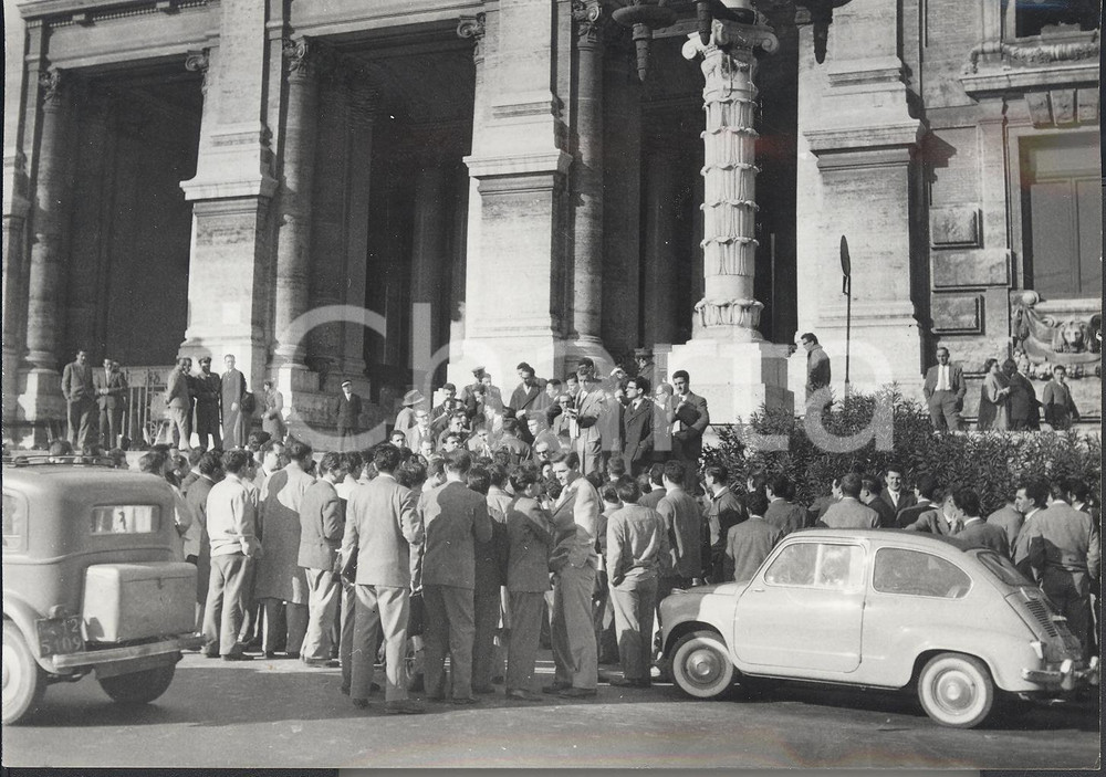 Fotografia d epoca originale 1957 ROMA Studenti di medicina protestano contro l esame di Stato Foto 18x13 1