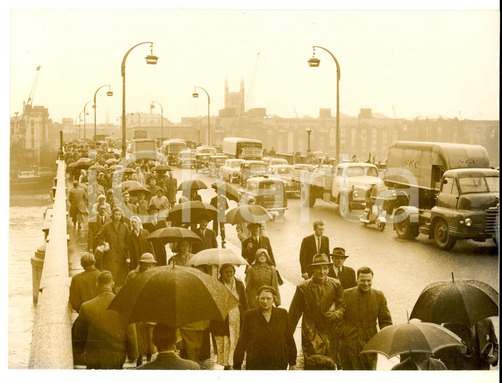 Fotografia d epoca originale 1958 LONDON Workers across the London Bridge to Monument Underground station 1