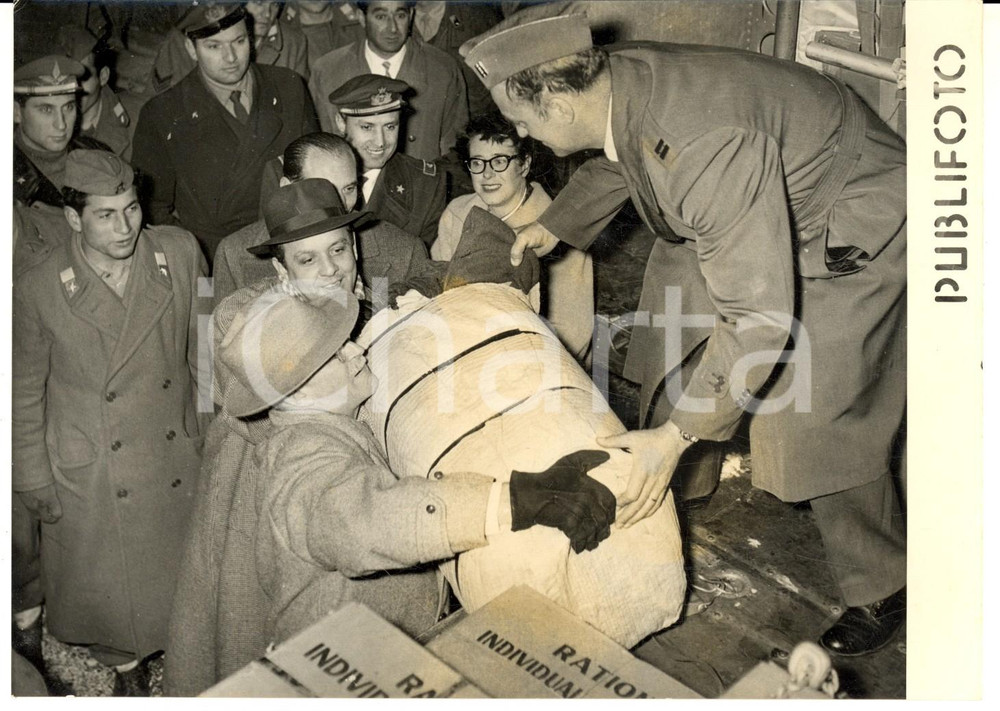 Fotografia d epoca originale 1956 NAPOLI Arrivo dei soccorsi americani per le vittime della neve Foto 18x13 1