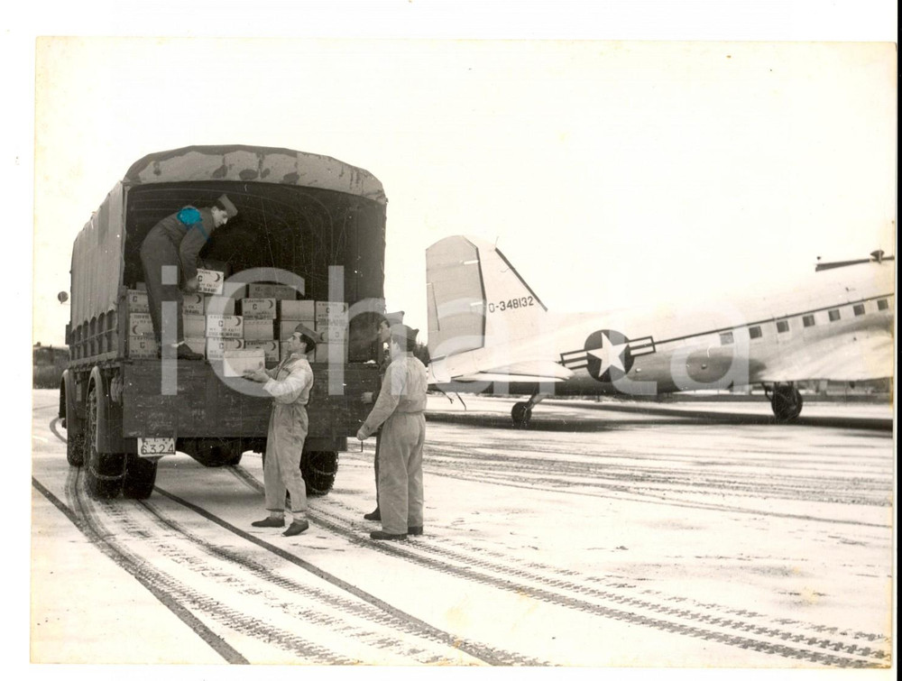 Fotografia d epoca originale 1956 ROMA CIAMPINO Arrivo soccorsi americani per le vittime del maltempo Foto 1