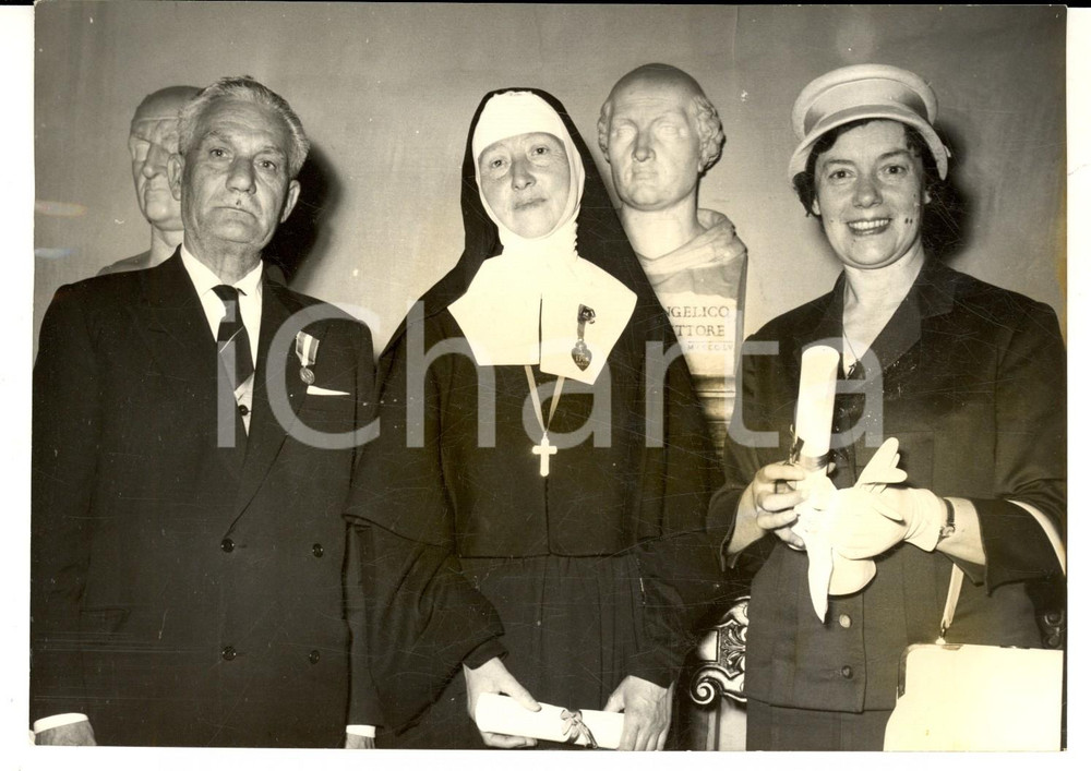 Fotografia d epoca originale 1959 ROMA premi al merito educativo  Suor Maria MAZZOCCO Foto 18x13 cm 1