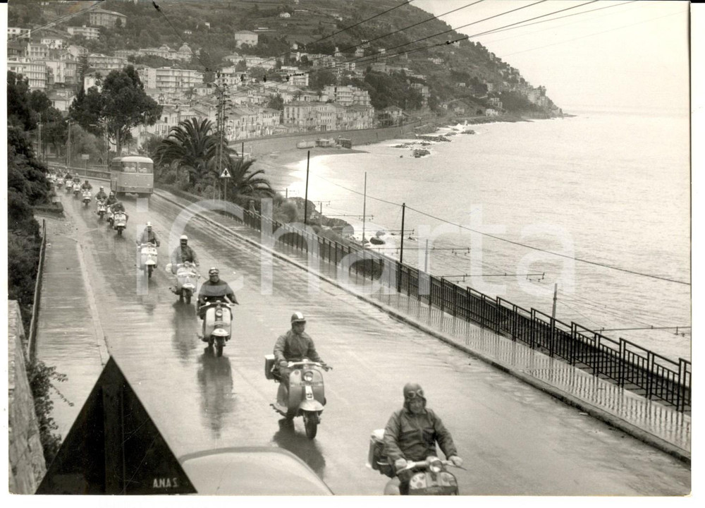 Fotografia d epoca originale 1961 OSPEDALETTI Motociclisti del LAMBRETTA Club in viaggio per Barcellona 1