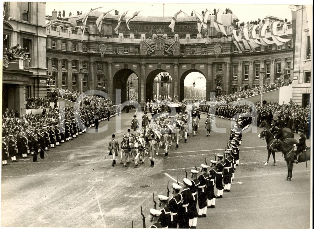 Fotografia d epoca originale 1953 LONDON Coronation Day  State Procession passing under ADMIRALTY ARCH Photo 1