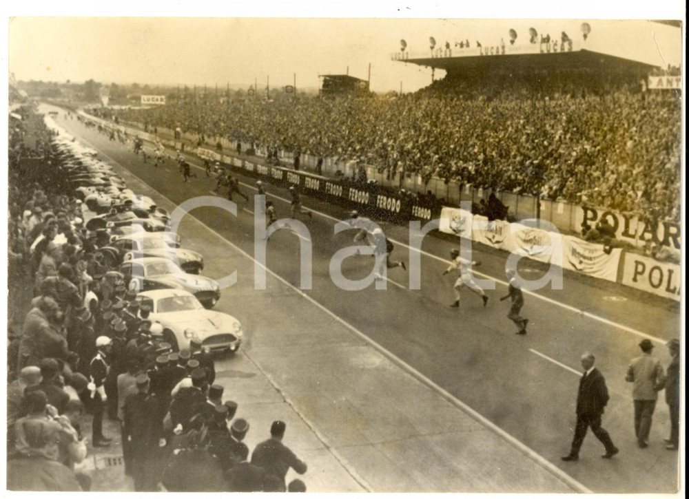 Fotografia d epoca originale 1961 24 Heures du MANS  Les coureurs vers leurs bolides au dÃ©part Photo 20x15 1