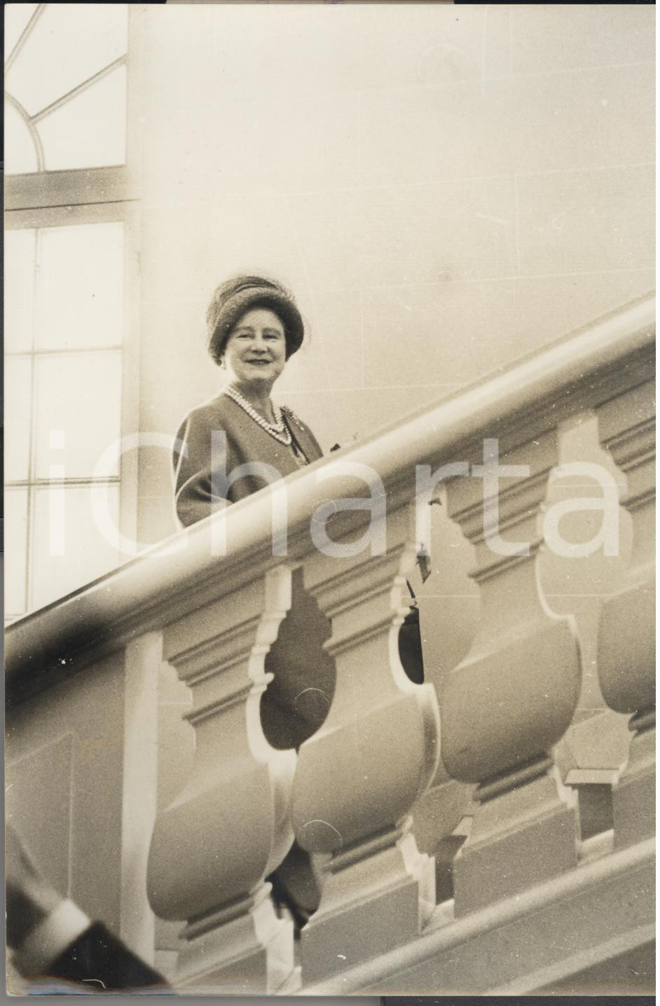 Fotografia d epoca originale 1963 Chateau d ARTIGNY La regina madre Elizabeth BOWESLYON in visita Foto 1