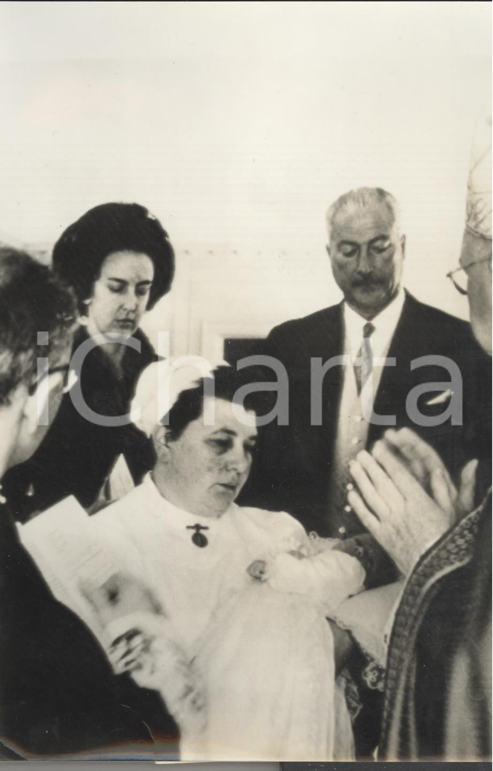 1963 Château de BETZDORF Mgr. Léon LOMMEL baptise prince Guillaume du Luxembourg