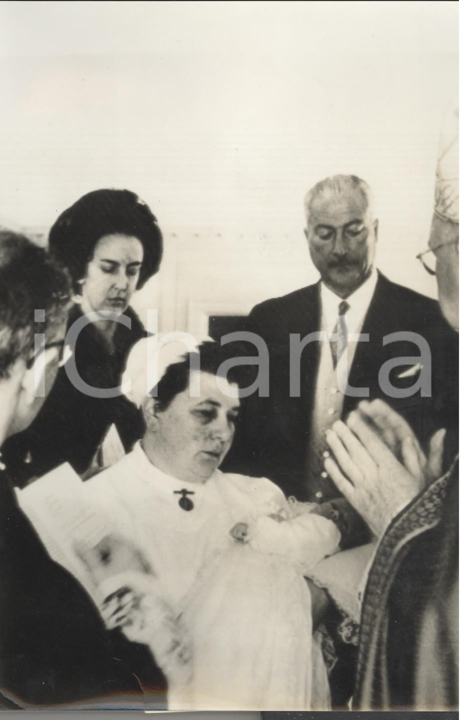 Fotografia d epoca originale 1963 ChÃ¢teau de BETZDORF Mgr. LÃ©on LOMMEL baptise prince Guillaume du Luxembourg 1