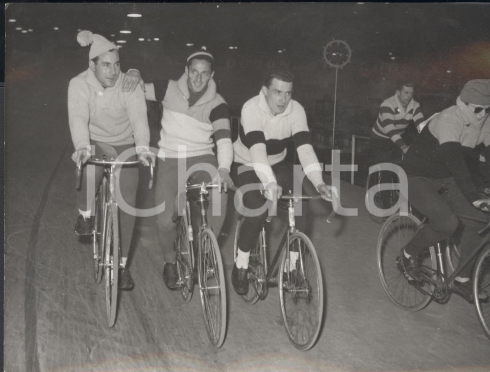 Fotografia d epoca originale 1953 PARIS Six Jours Cyclistes  Emile CARRARA Ferdi KUBLER Jacques BELLENGER 1