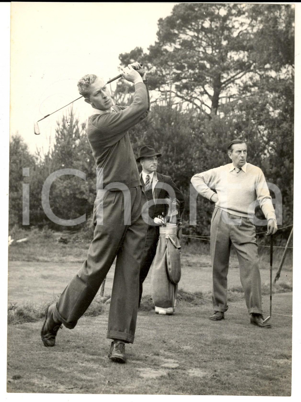Fotografia d epoca originale 1953 Ryder Cup GOLF  WENTWORTH  Bernard HUNT in action for Britain s team 1