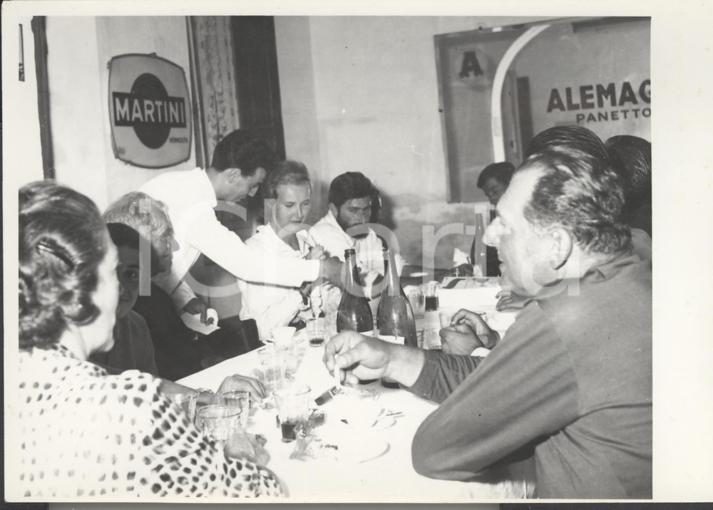 Fotografia d epoca originale 1958 ? ITALIA Maria Gabriella di SAVOIA durante un pranzo Foto 18x13 cm 1