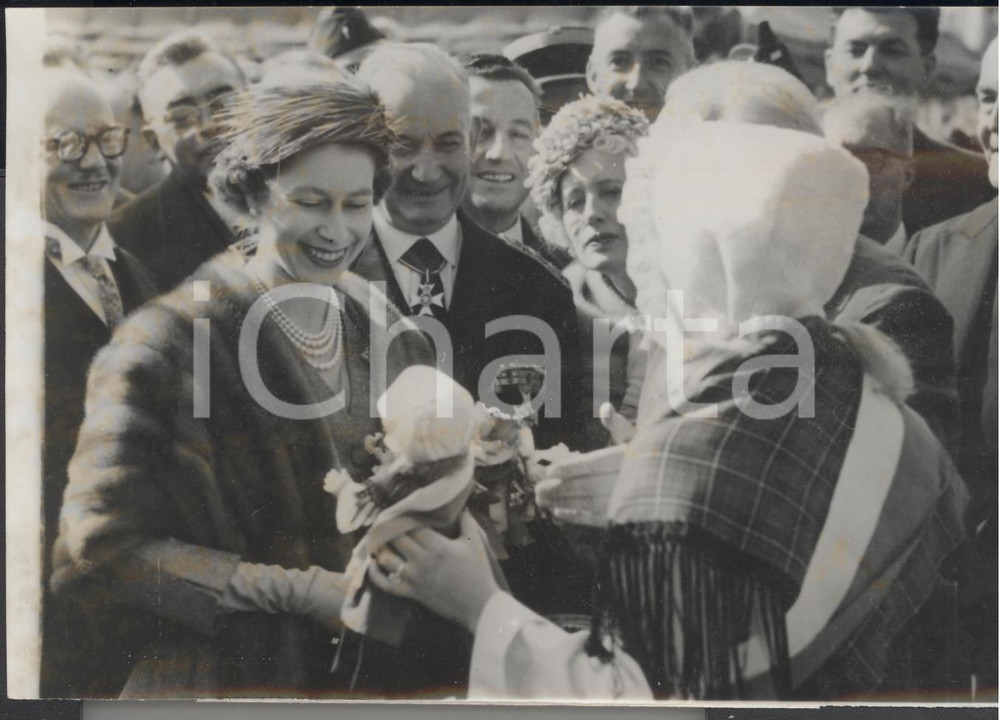 Fotografia d epoca originale 1957 LILLE La regina Elisabetta II in visita riceve bambole in costume regionale 1