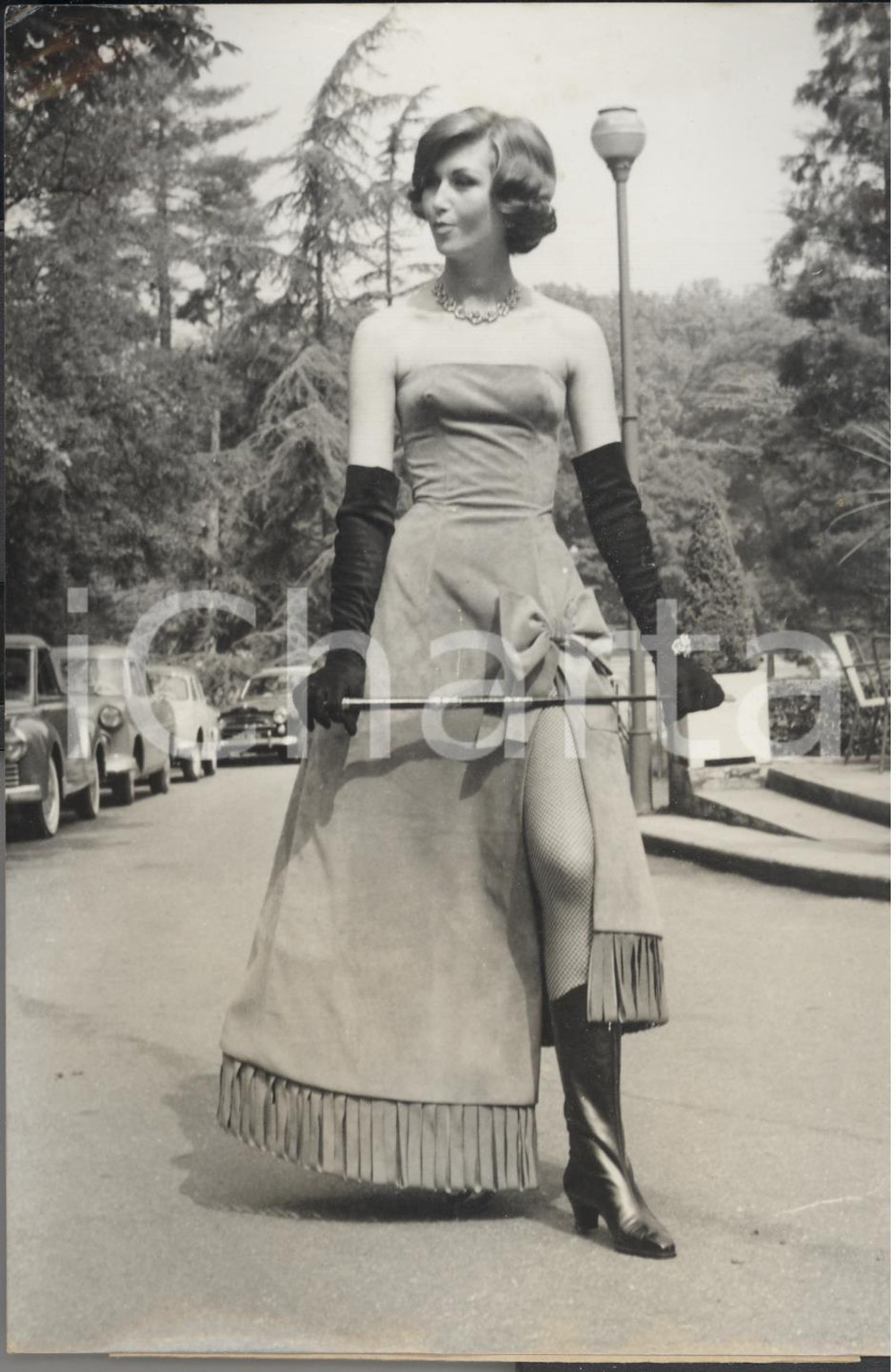 Fotografia d epoca originale 1959 PARIS MODE CrÃ©ation en cuire MERENLENDER Cravache Photo 13x18 cm 1