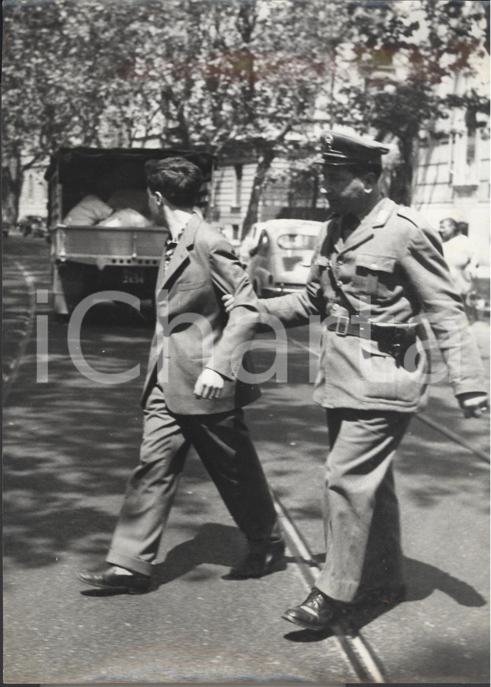 Fotografia d epoca originale 1955 ca ROMA Ex ghetto  Polizia durante gli scontri tra ebrei e missini Foto 1