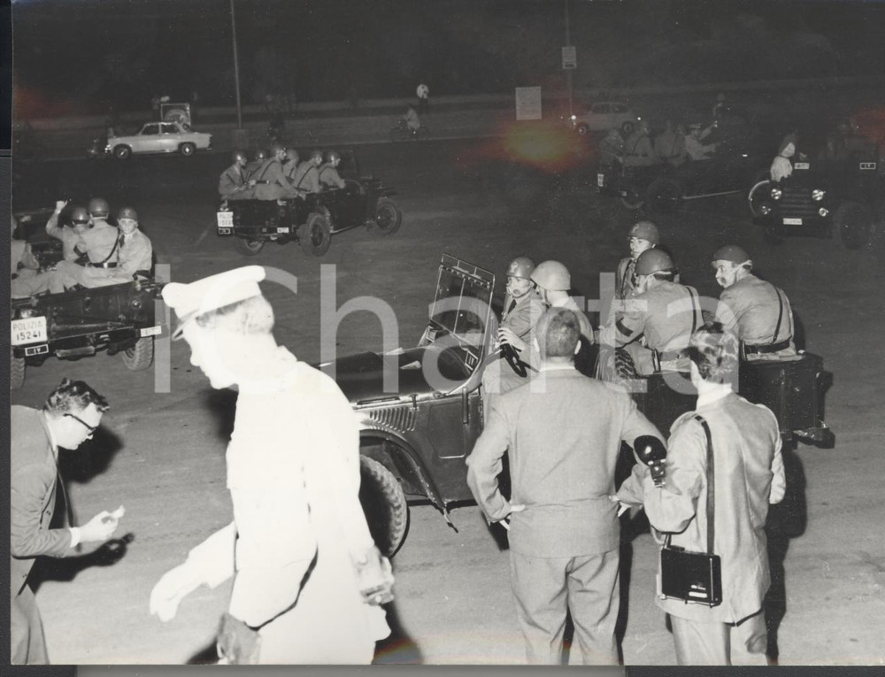 Fotografia d epoca originale 1955 ca LIDO DI VENEZIA Riapertura CasinÃ²  La Celere contro i manifestanti FOTO 1