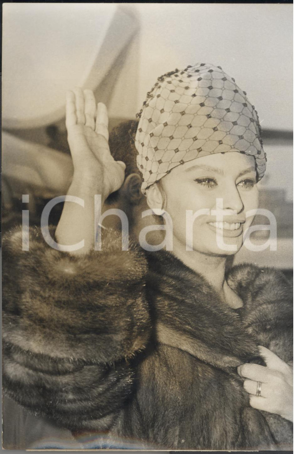 Fotografia d epoca originale 1960 PARIS ORLY Sophia LOREN in arrivo da Madrid saluta i fan  Foto 13x18 1