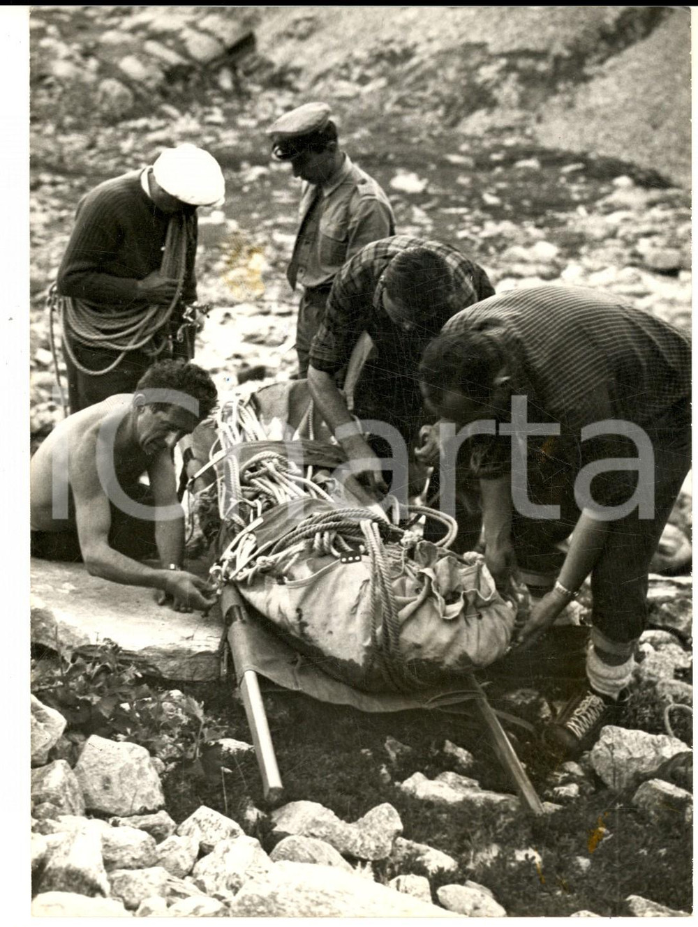 Fotografia d epoca originale 1958 LEVANNA OCCIDENTALE Recupero di un alpinista morto in un incidente  Foto 1