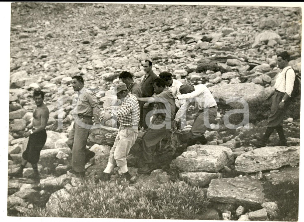 Fotografia d epoca originale 1958 LEVANNA OCCIDENTALE Trasporto di un alpinista morto in un incidente  Foto 1