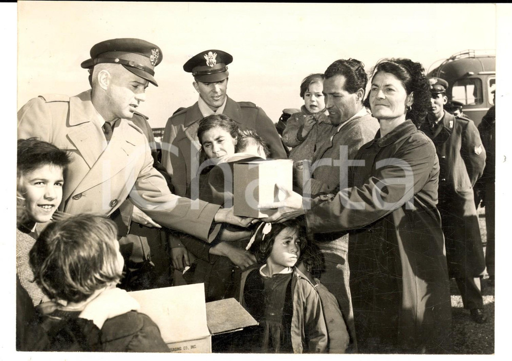1956 CATANIA Generale John MICHAELIS consegna aiuti agli alluvionati - Foto