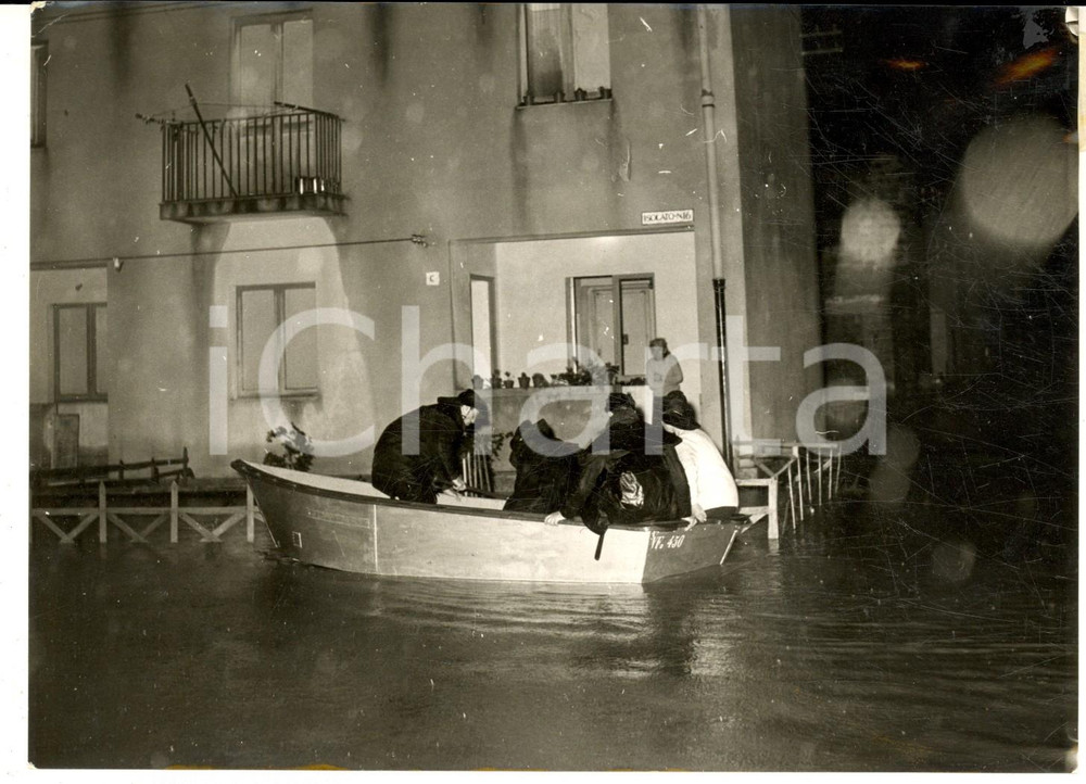 Fotografia d epoca originale 1957 Alluvione CATANIA  Vigili del fuoco al villaggio S. Maria Goretti  Foto 1