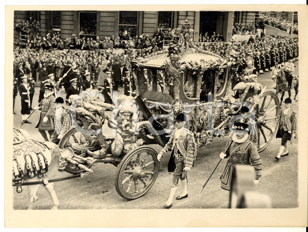 Fotografia d epoca originale 1953 LONDON Coronation Day  The Queen in her carriage through Trafalgar Square 1