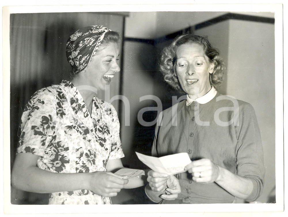 Fotografia d epoca originale 1953 LONDON Edgar SANDERS  release from Hungary  Happiness for his family 1