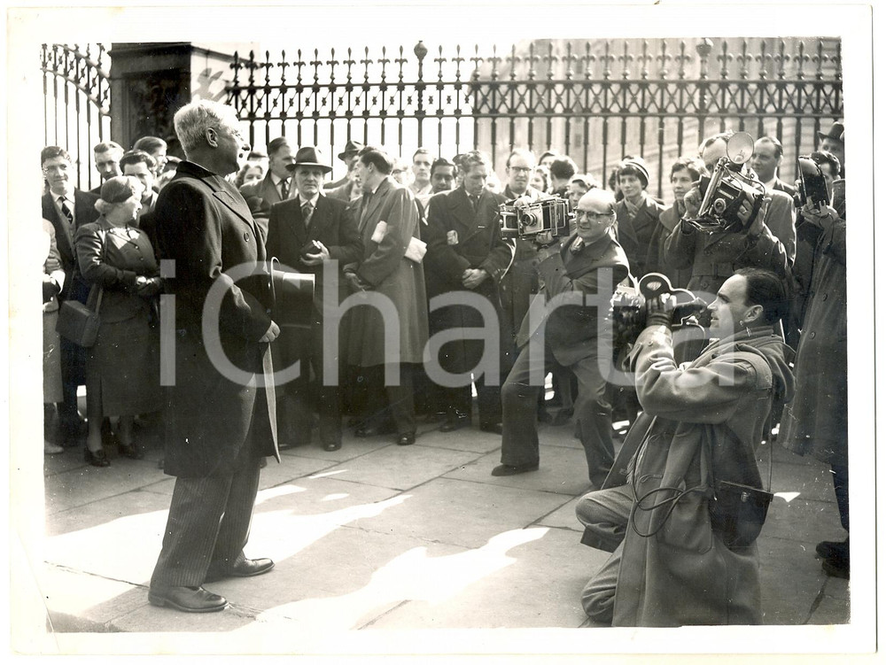 Fotografia d epoca originale 1956 LONDON Buckingham Palace  Sir John GLUBB during Knighthood celebration 1