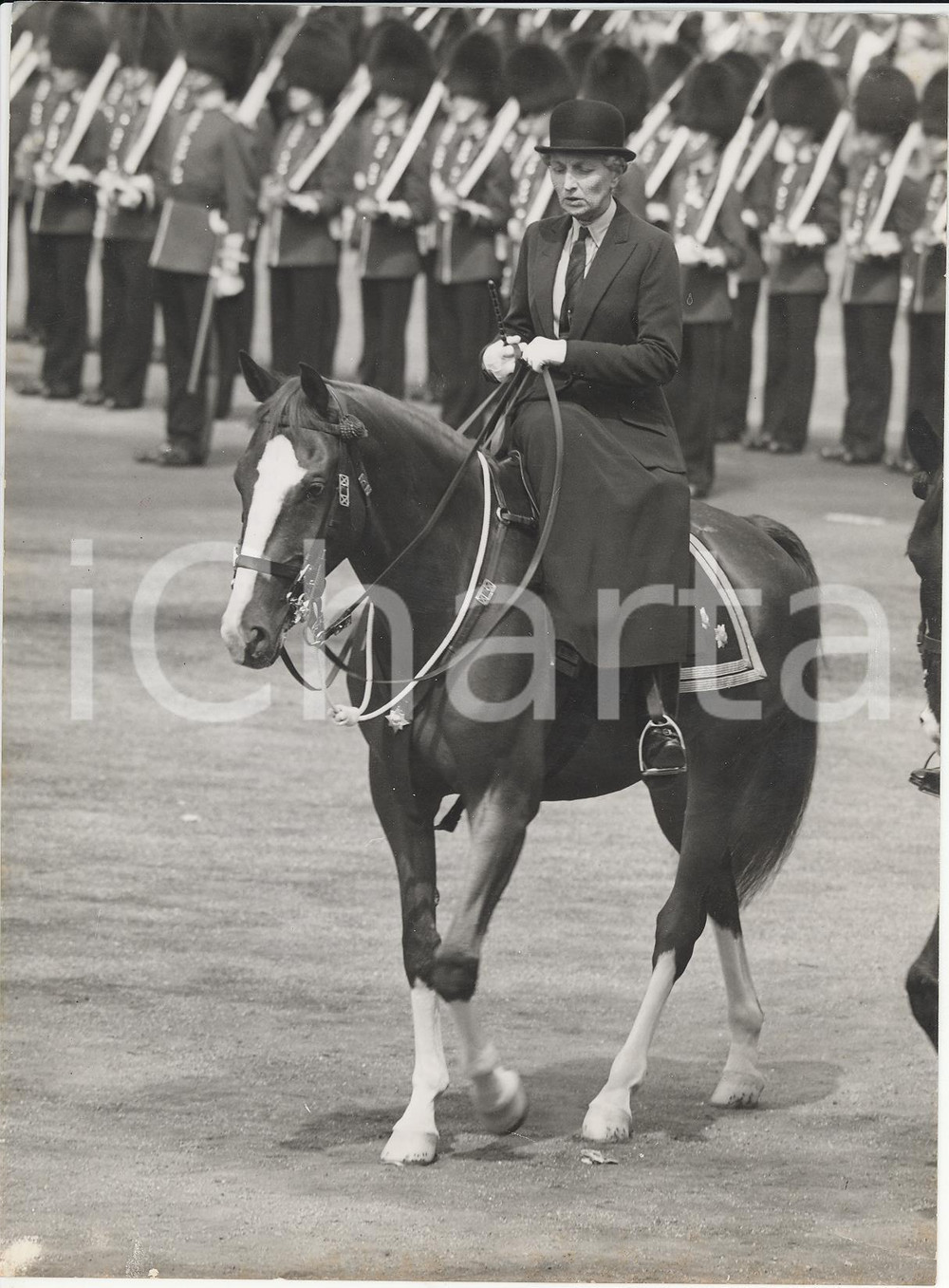 Fotografia d epoca originale 1957 LONDON Queen s standin  Doreen ARCHERHOUBLON makes the inspection Photo 1