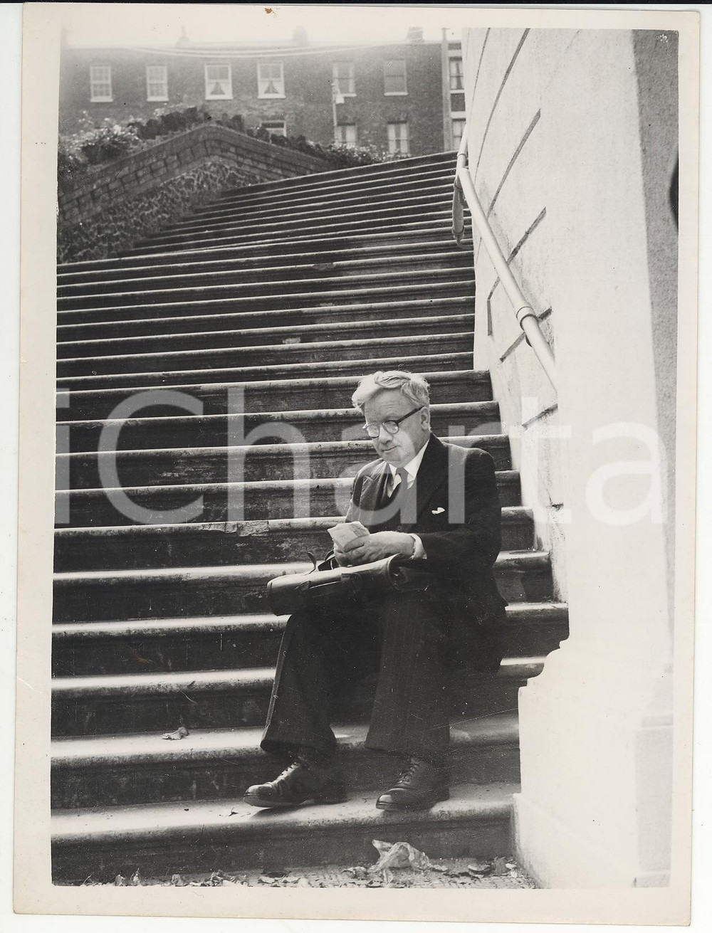 Fotografia d epoca originale 1953 MARGATE  Labour Party Conference  Herbert MORRISON finds a quiet spot 1