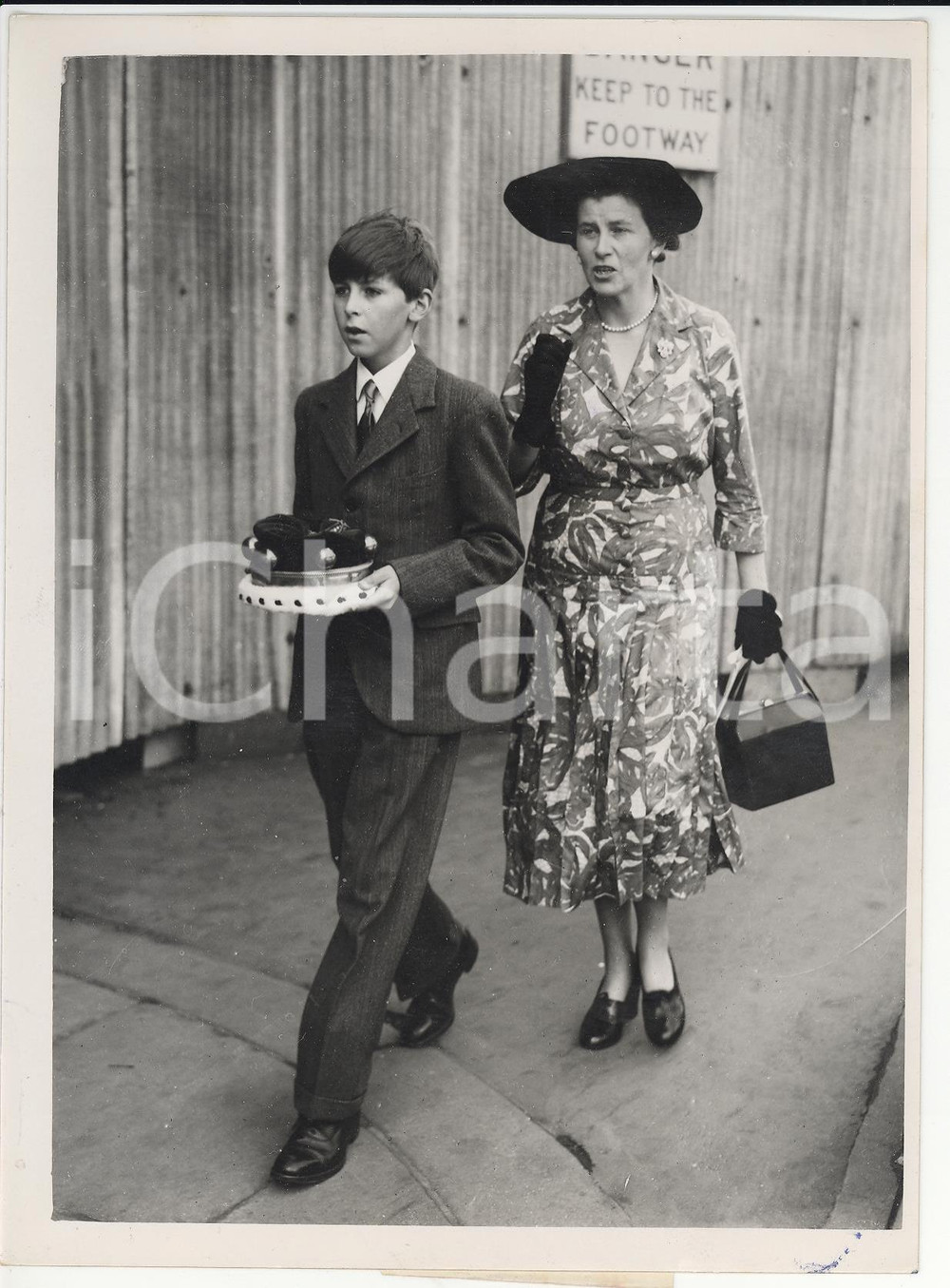 Fotografia d epoca originale 1953 LONDON  Coronation rehearshal  Anthony TRYON carrying crown Photo 15x20 1