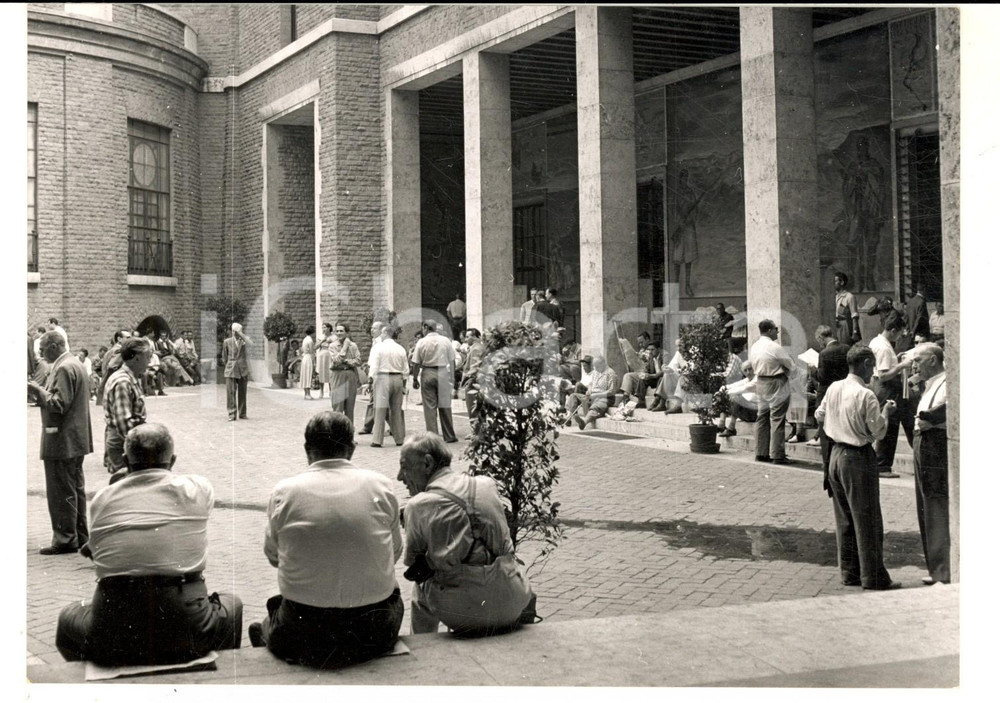 Fotografia d epoca originale 1955 ROMA Casa Madre dei Mutilati  Protesta degli invalidi per cure climatiche 1