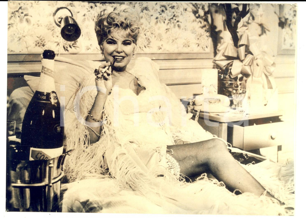 Fotografia d epoca originale 1964 HOLLYWOOD Barbara NICHOLS posa sul letto tra sigarette e champagne Foto 1