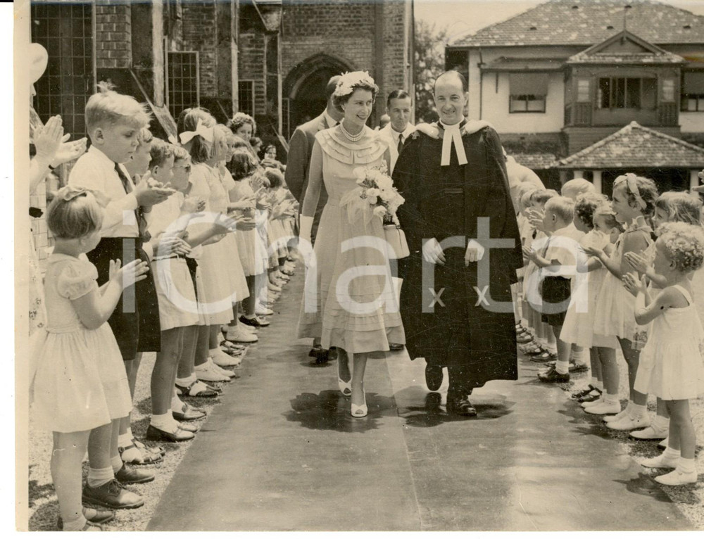 Fotografia d epoca originale 1954 SRI LANKA POLWATTE Queen Elizabeth II at St. Michael and All Angels Church 1