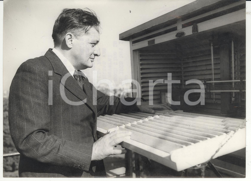 Fotografia d epoca originale 1953 LONDON Weather man prof. SUTTON studies temperature on Air Ministry s roof 1