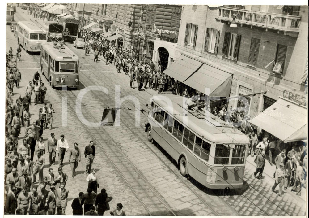 Fotografia d epoca originale 1954 GENOVA Corso Buenos Aires  Corteo di manifestanti in sciopero  Foto 24x18 1