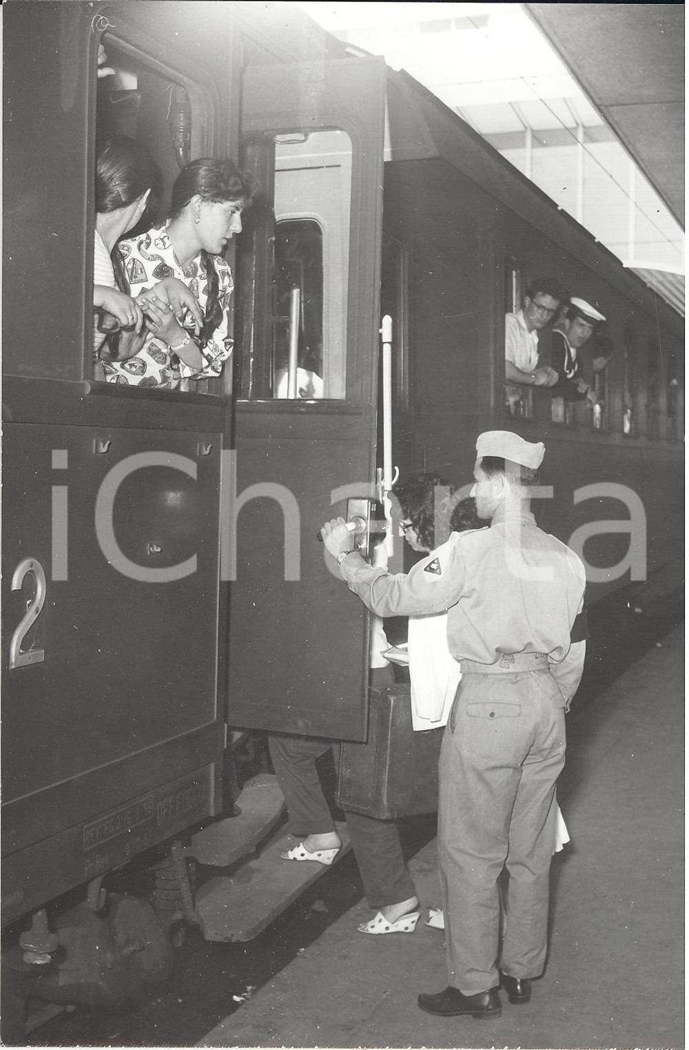 Fotografia d epoca originale 1956 ROMA Sciopero Ferrovieri  Turisti e militari in salita sul treno Foto 1