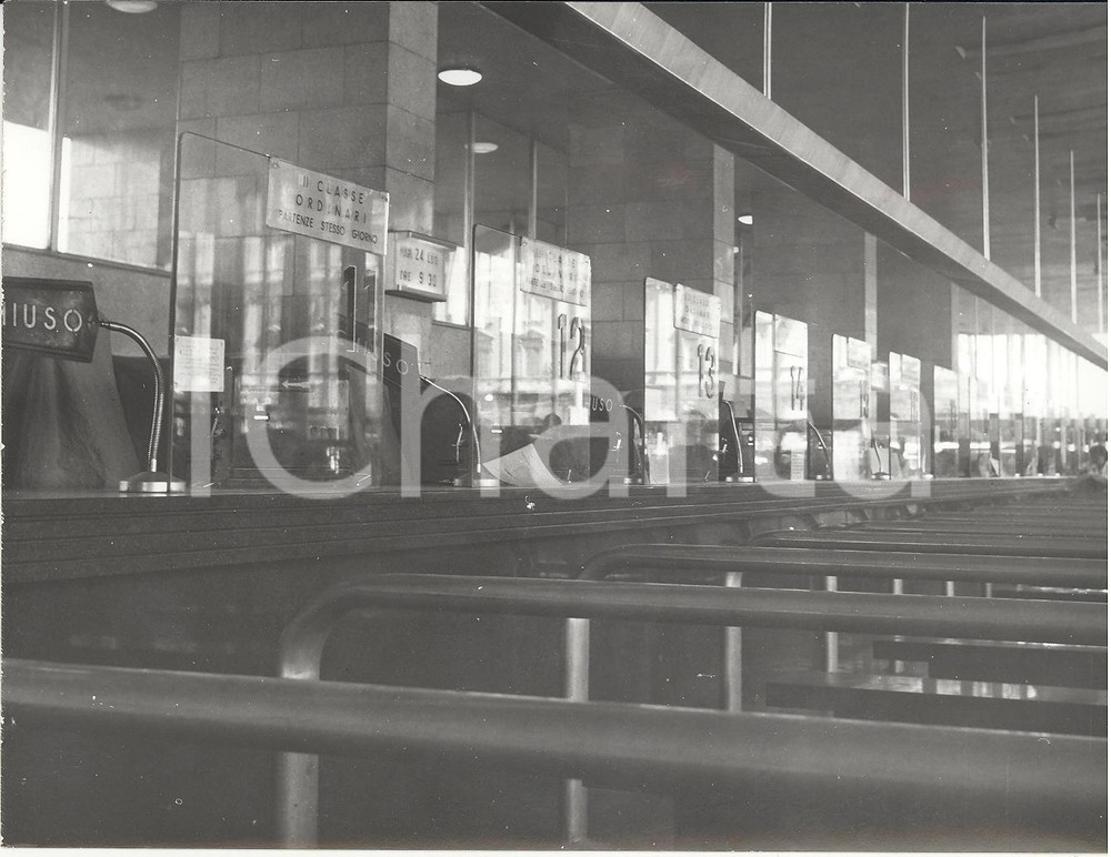 Fotografia d epoca originale 1956 ROMA TERMINI Biglietteria chiusa per sciopero ferrovieri Foto 1