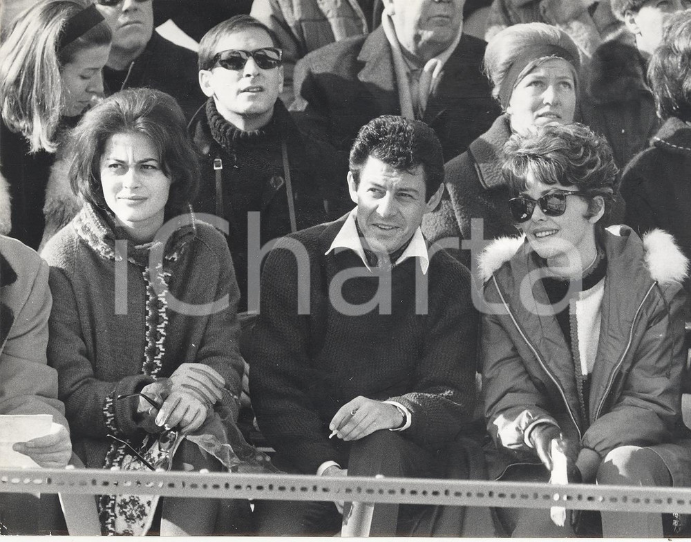 Fotografia d epoca originale 1964 OLIMPIADI INNSBRUCK Eddie FISHER assiste ad una gara Foto 18x13 cm 1